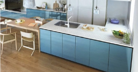 ダイニングやリビングとの空間に一体感を持たせ、空間を広く見せる