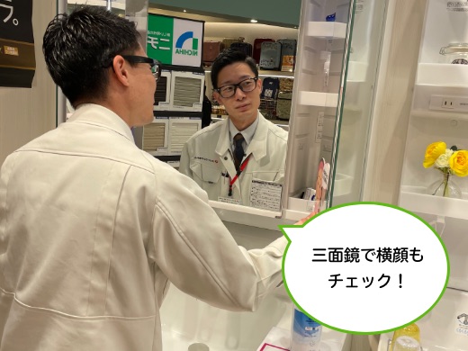 三面鏡の裏もたっぷり収納！